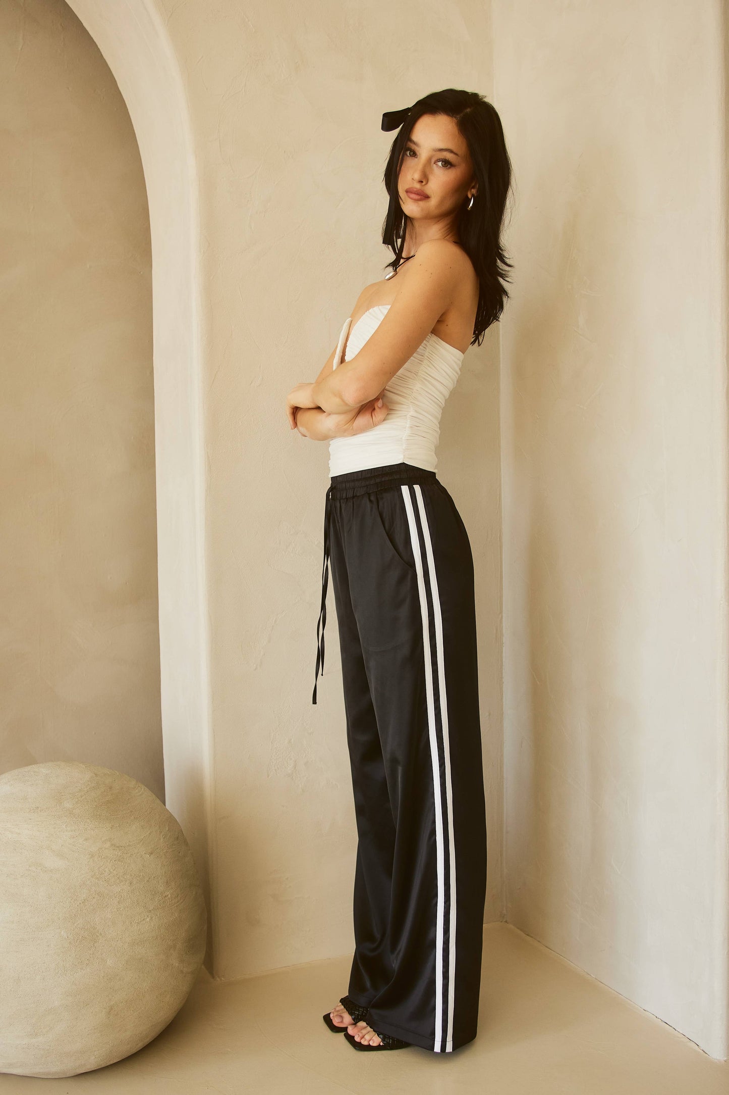 MB5067 SPORTY SATIN-EFFECT TRACK PANTS WITH CONTRAST STRIPES: Garnet / S