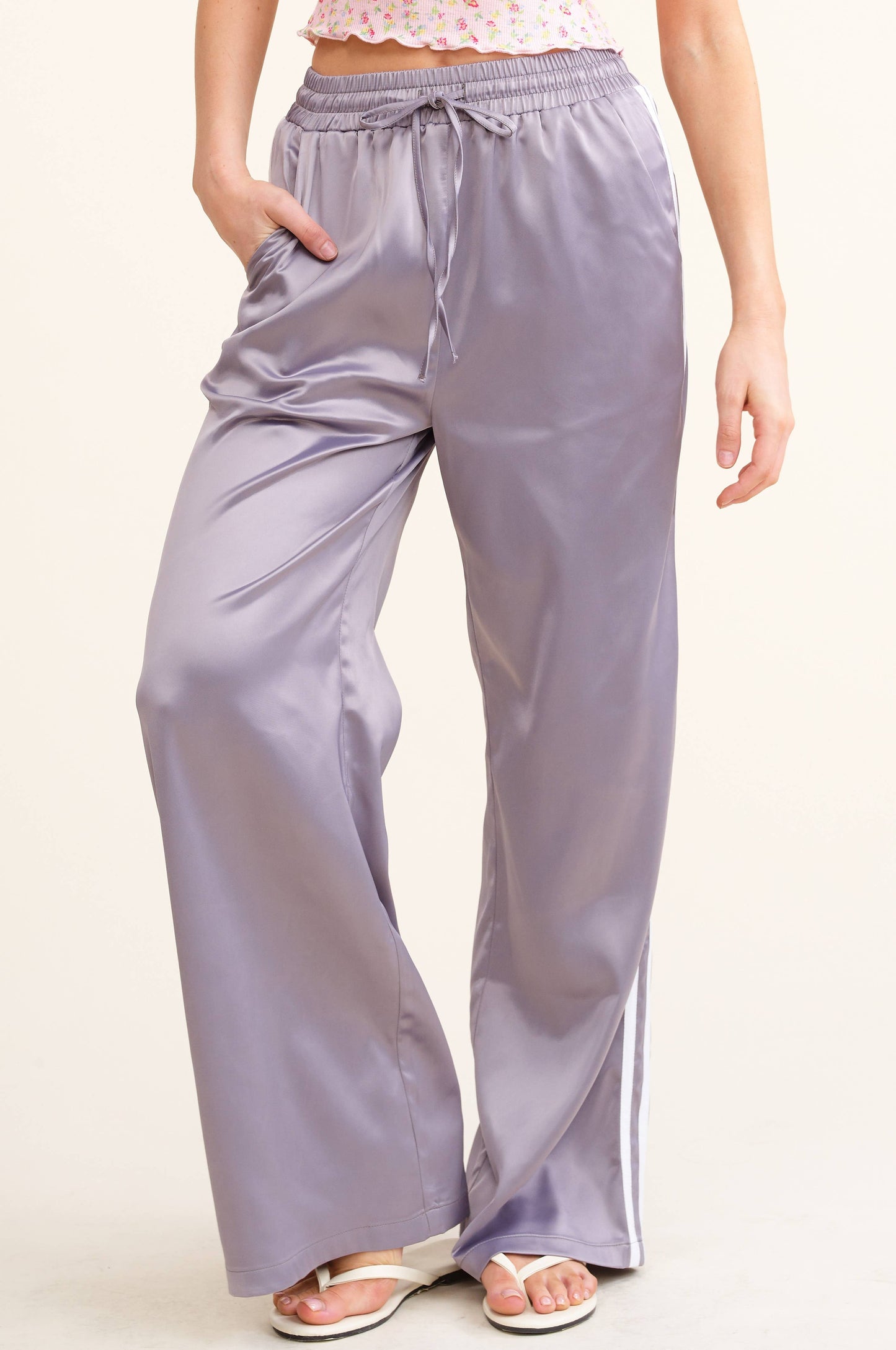 MB5067 SPORTY SATIN-EFFECT TRACK PANTS WITH CONTRAST STRIPES: Garnet / M