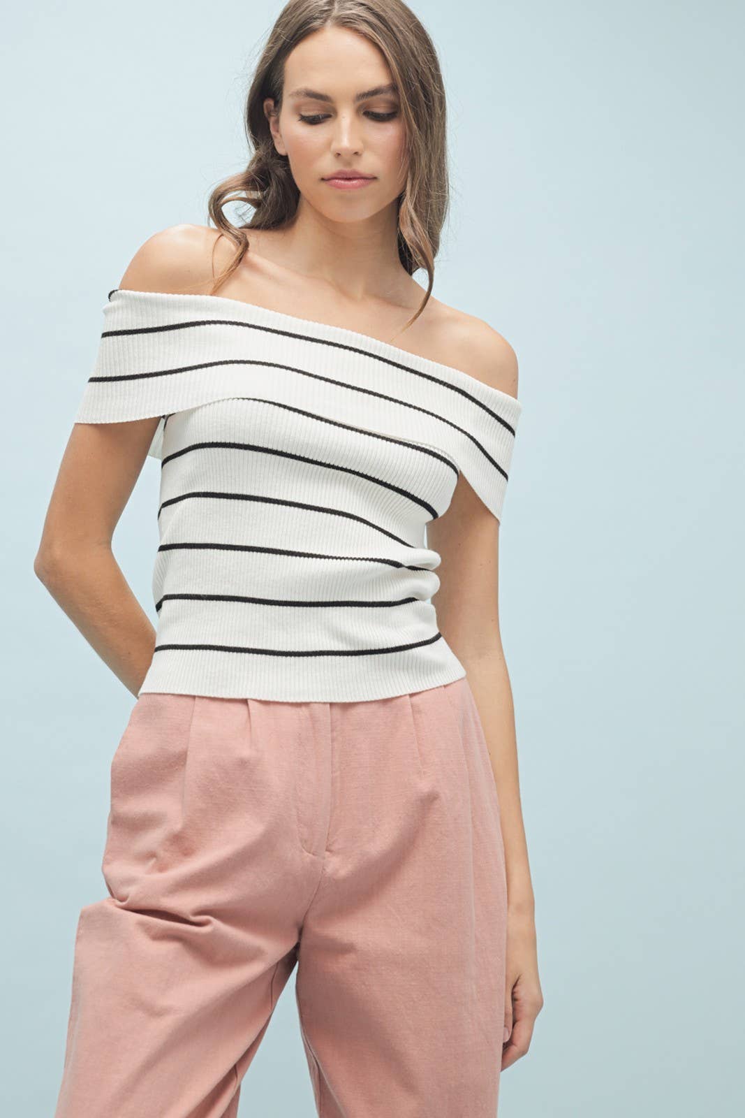STRIPED OFF THE SHOULDER SWEATER TOP / WL25-10559: OFF WHITE/BLACK