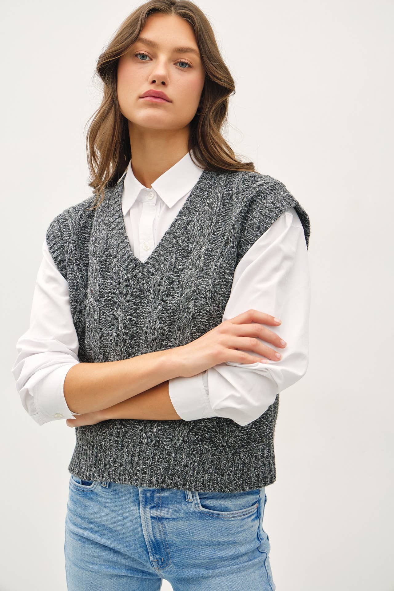 CHUNKY CABLE KNIT SWEATER VEST: Charcoal / SM