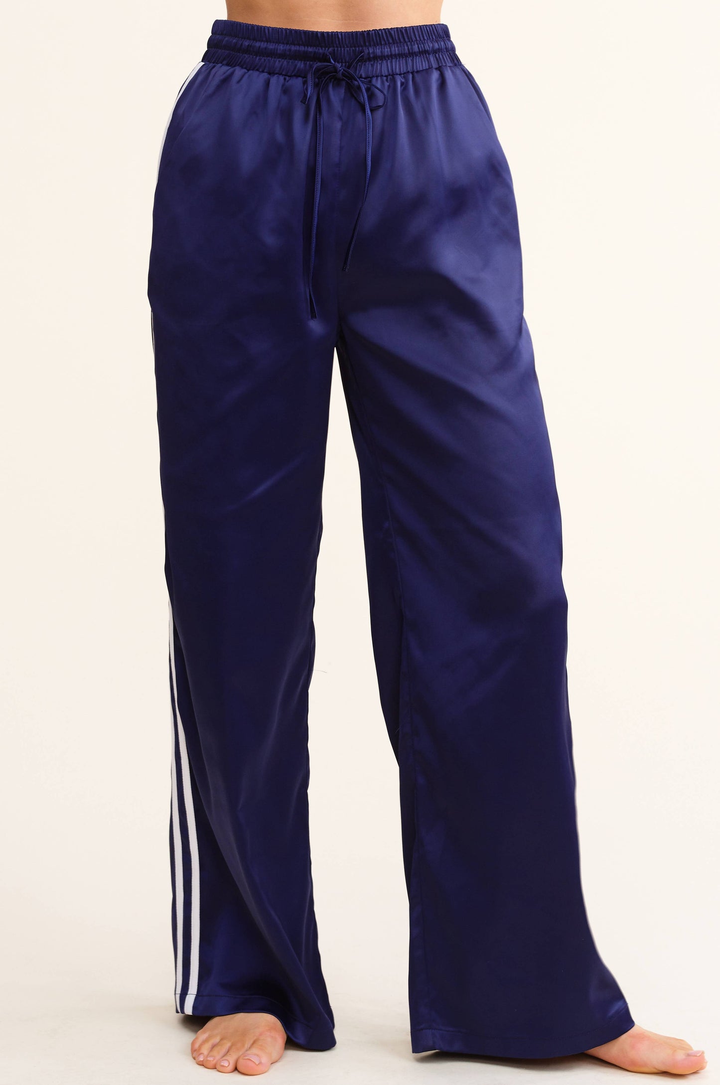 MB5067 SPORTY SATIN-EFFECT TRACK PANTS WITH CONTRAST STRIPES: Garnet / S