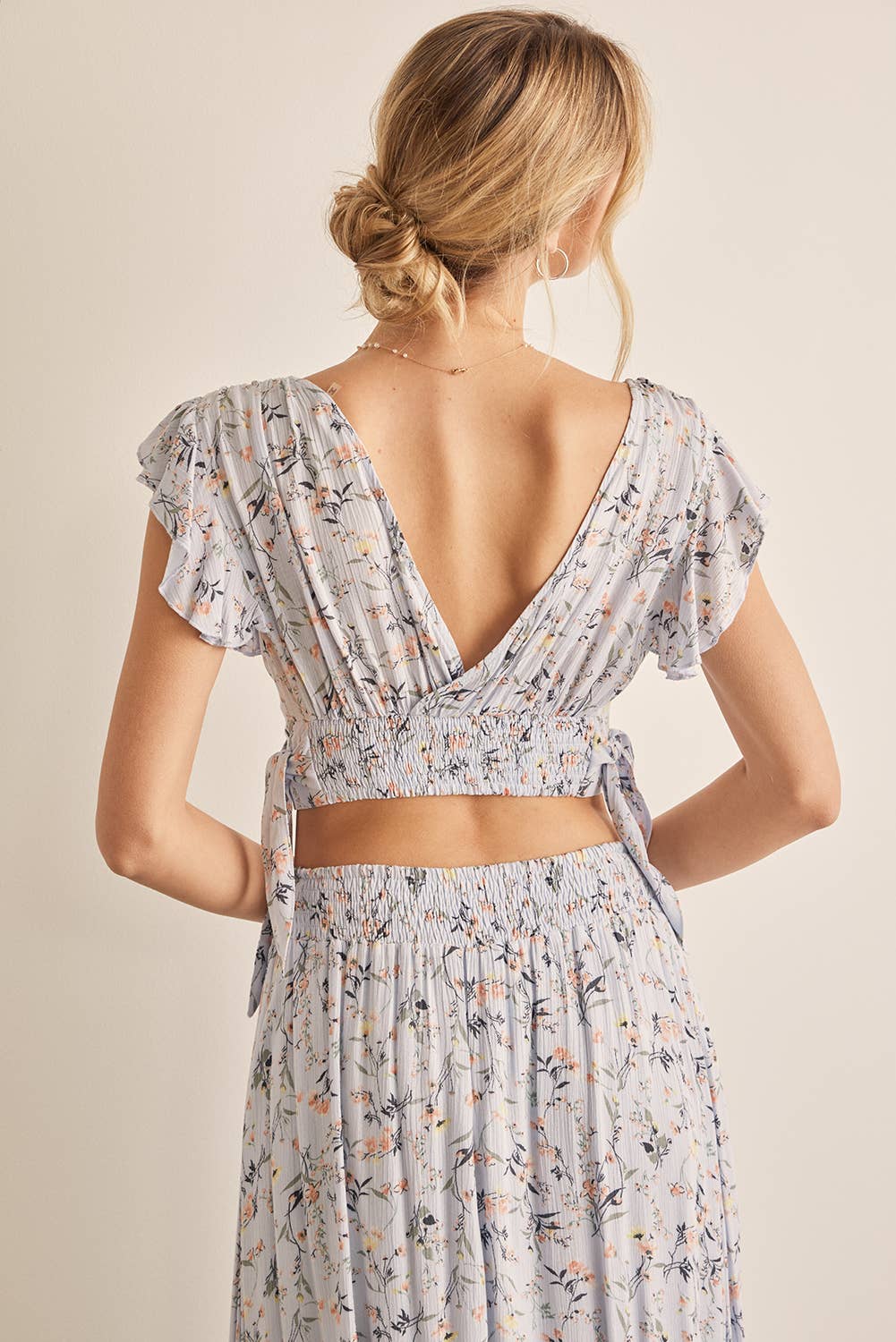 RAYON GAUZE FLORAL V-NECK CROP RUFFLED TOP WITH WAIST TIE: Lt. Blue/peach
