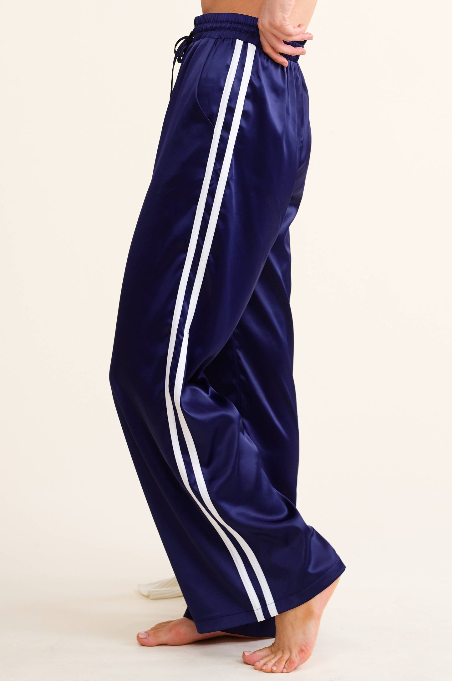 MB5067 SPORTY SATIN-EFFECT TRACK PANTS WITH CONTRAST STRIPES: Garnet / S