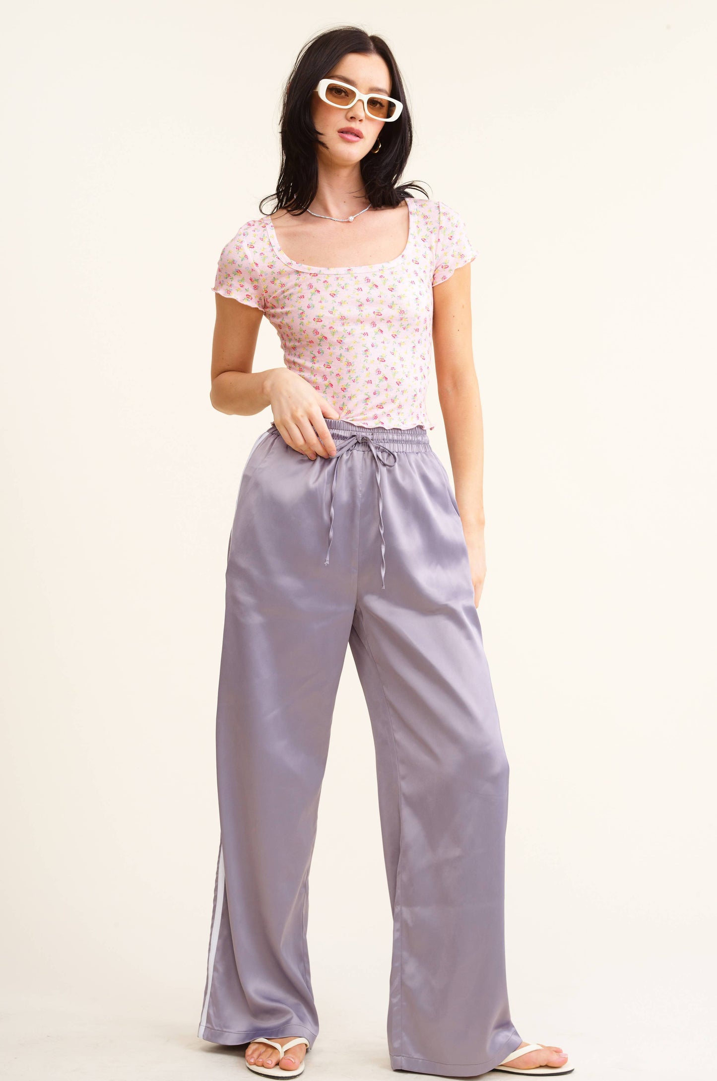 MB5067 SPORTY SATIN-EFFECT TRACK PANTS WITH CONTRAST STRIPES: Black / S