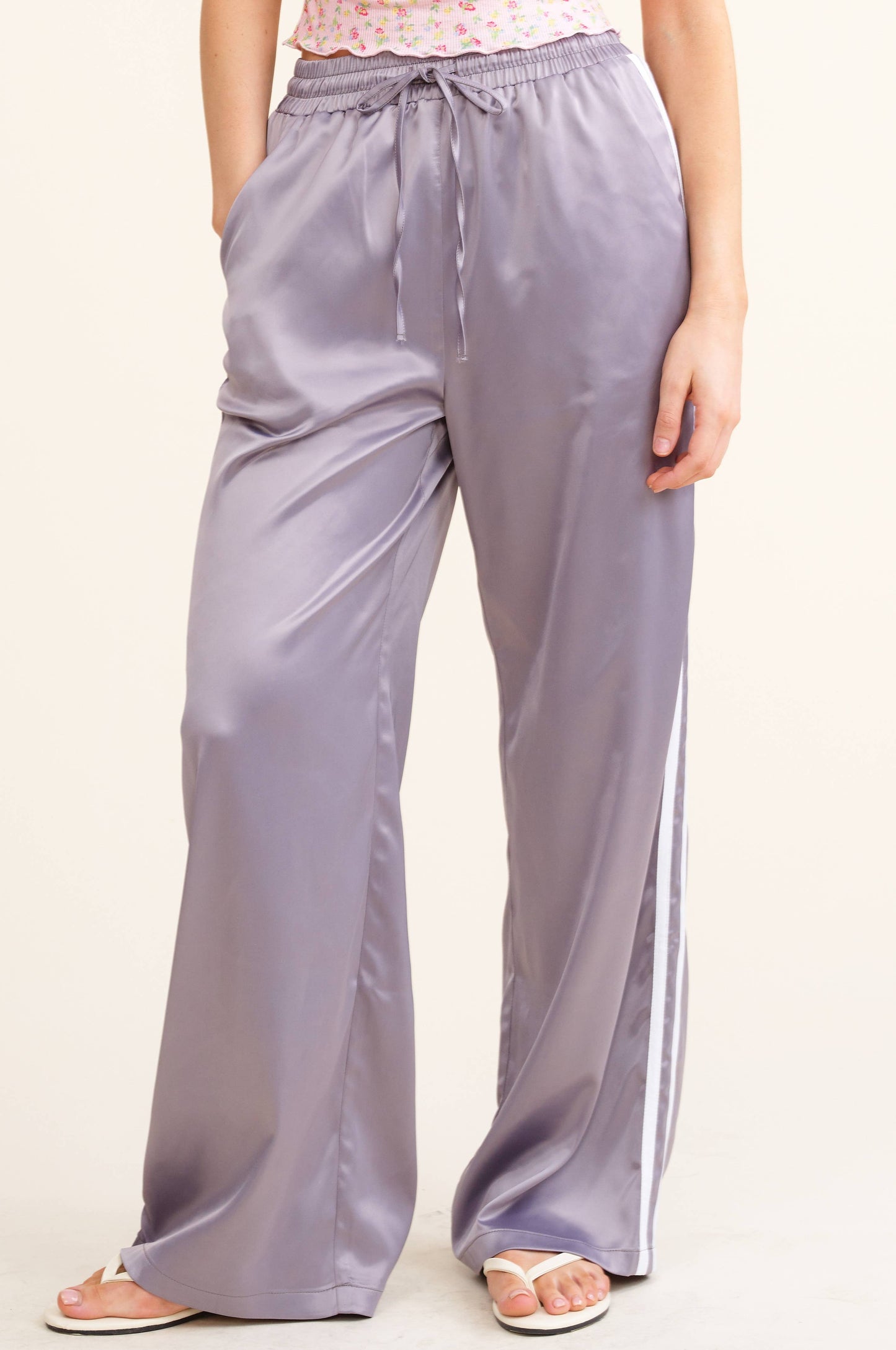 MB5067 SPORTY SATIN-EFFECT TRACK PANTS WITH CONTRAST STRIPES: Black / S