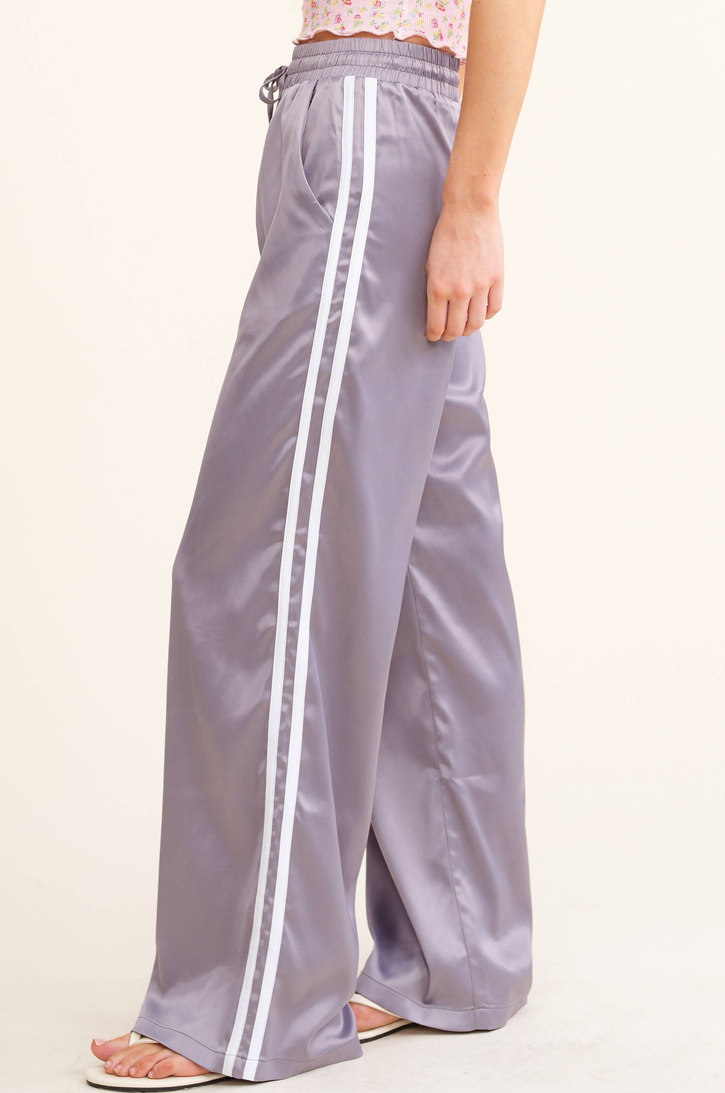 MB5067 SPORTY SATIN-EFFECT TRACK PANTS WITH CONTRAST STRIPES: Garnet / S