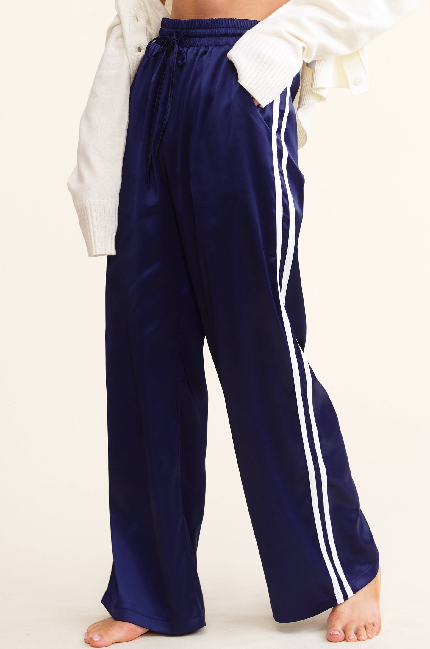 MB5067 SPORTY SATIN-EFFECT TRACK PANTS WITH CONTRAST STRIPES: Black / S