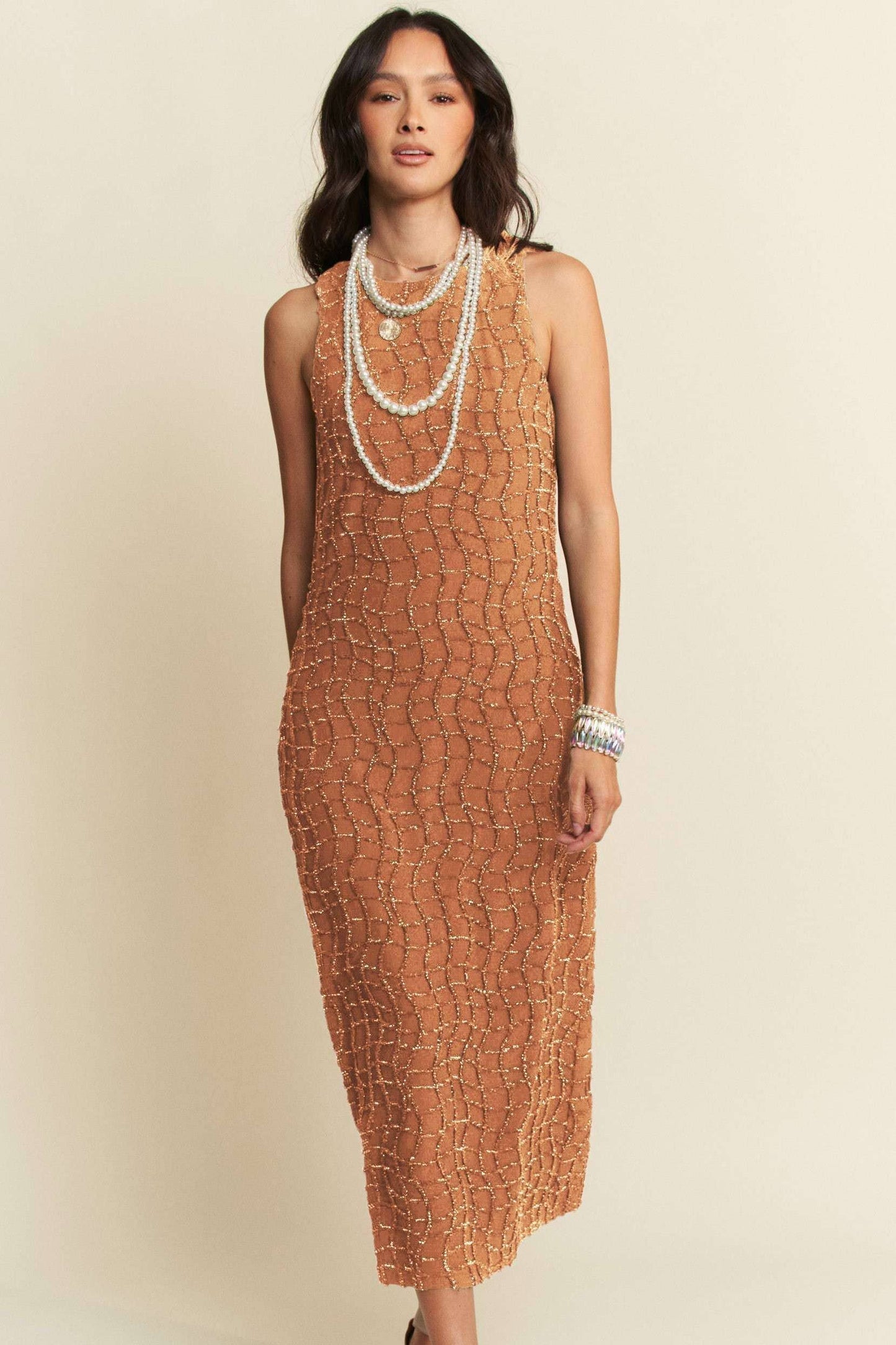 GOLDEN TEXTURED ZIPPERED MIDI DRESS: Caramel