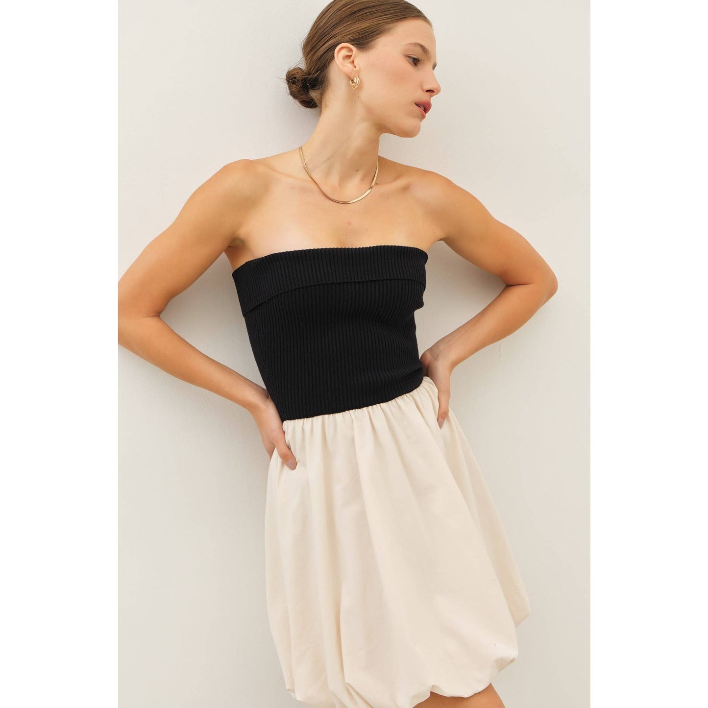 FITTED RIB TUBE MINI DRESS WITH WOVEN BALLON SKIRT: BLACK/OATMEAL