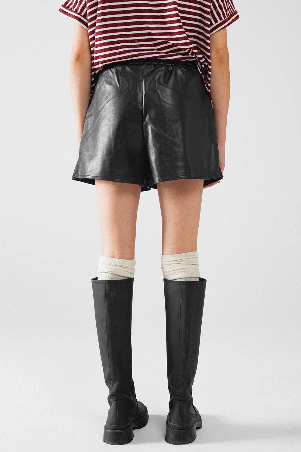 Black faux leather shorts with gathering at the waist with drawstring: Black / Small