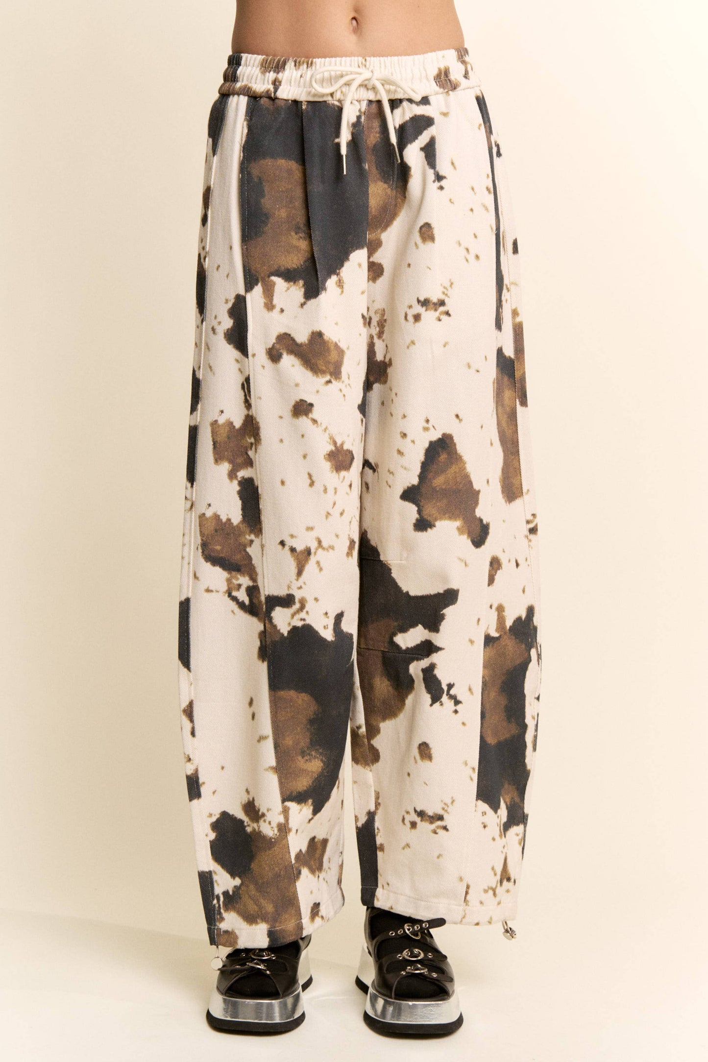 TIE-DYE WIDE-LEG DRAWSTRING-HEM PANTS: COW PRINT