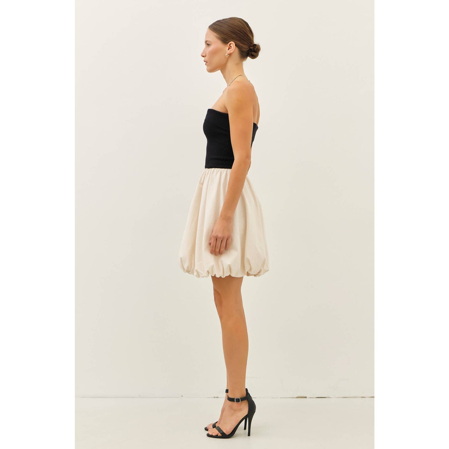 FITTED RIB TUBE MINI DRESS WITH WOVEN BALLON SKIRT: BLACK/OATMEAL