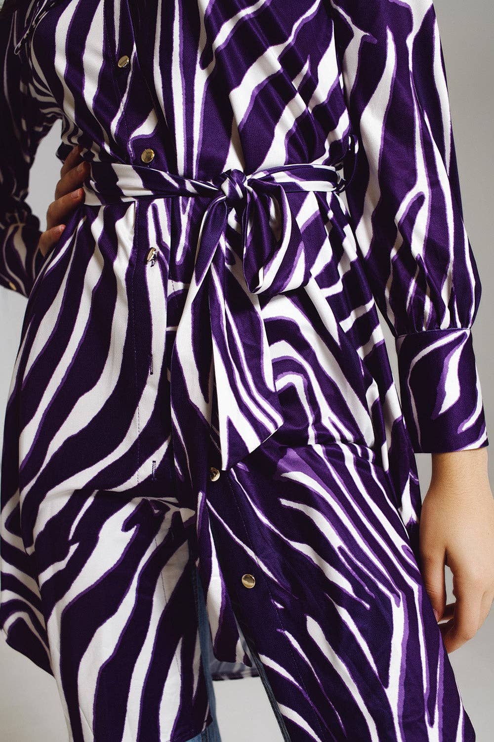 Midi short dress with zebra print in white and purple: Purple / Large