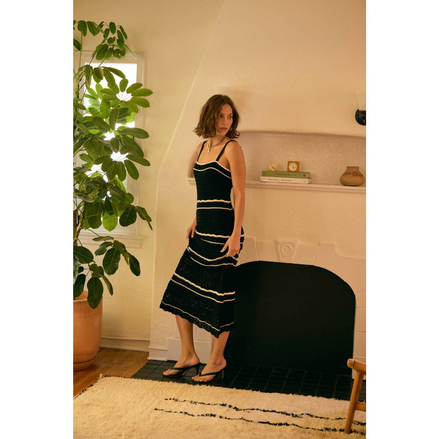 FIT AND FLARE SOFT CROCHET SWEATER MIDI DRESS: BLACK/WHITE