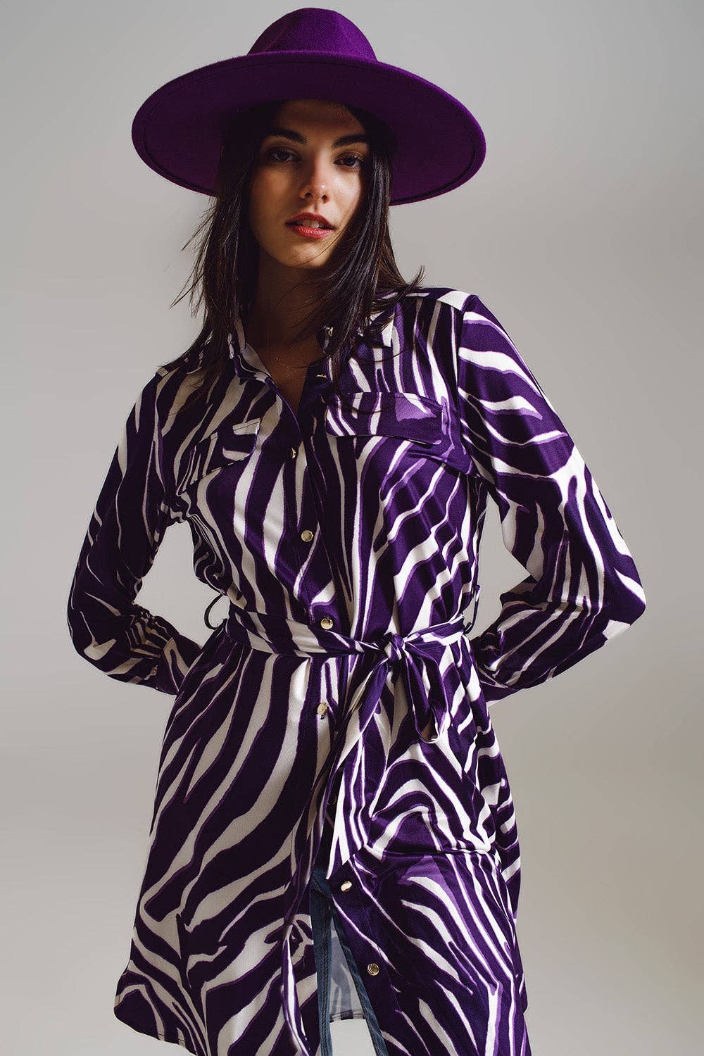 Midi short dress with zebra print in white and purple: Purple / Large