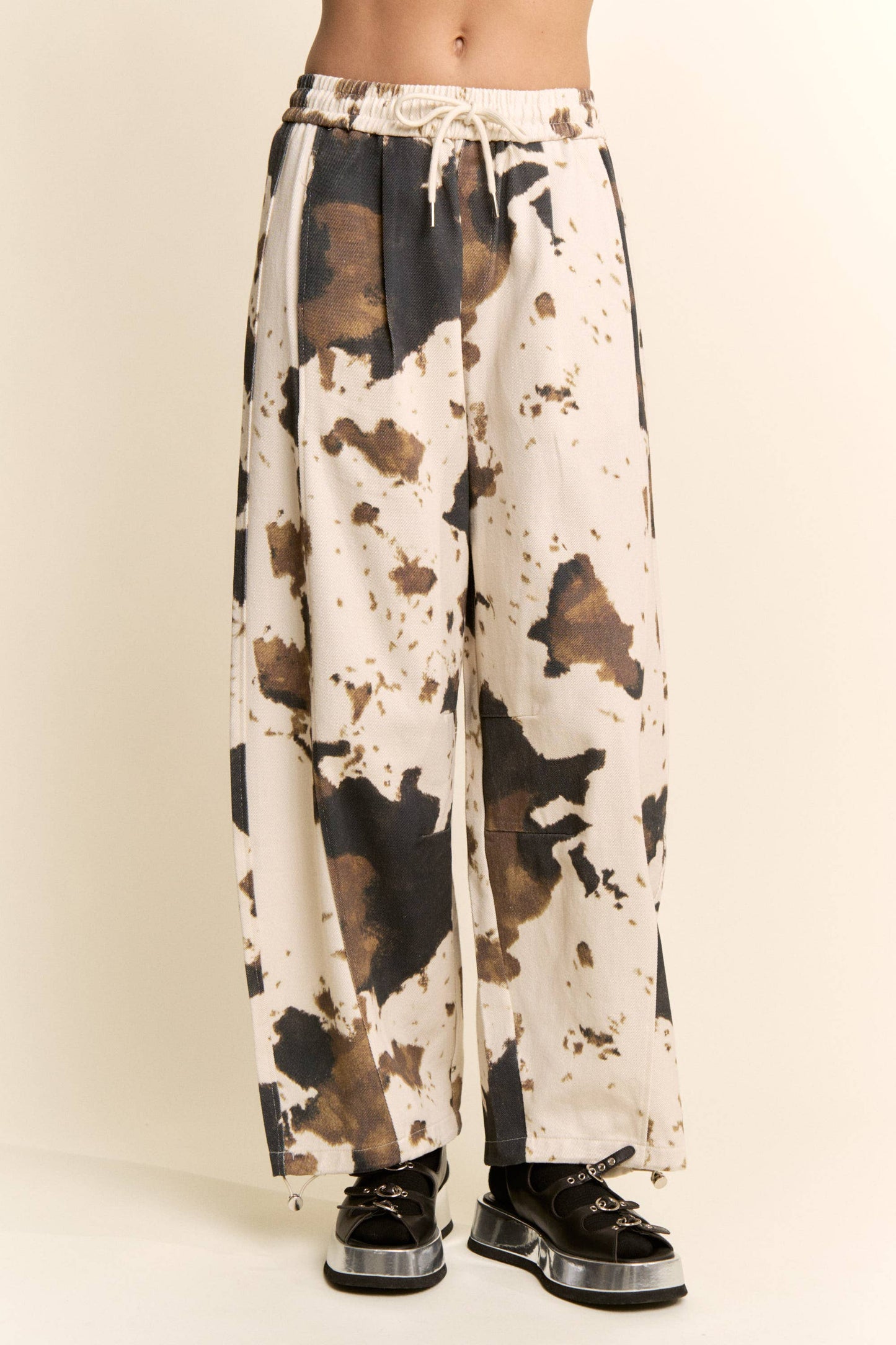 TIE-DYE WIDE-LEG DRAWSTRING-HEM PANTS: COW PRINT