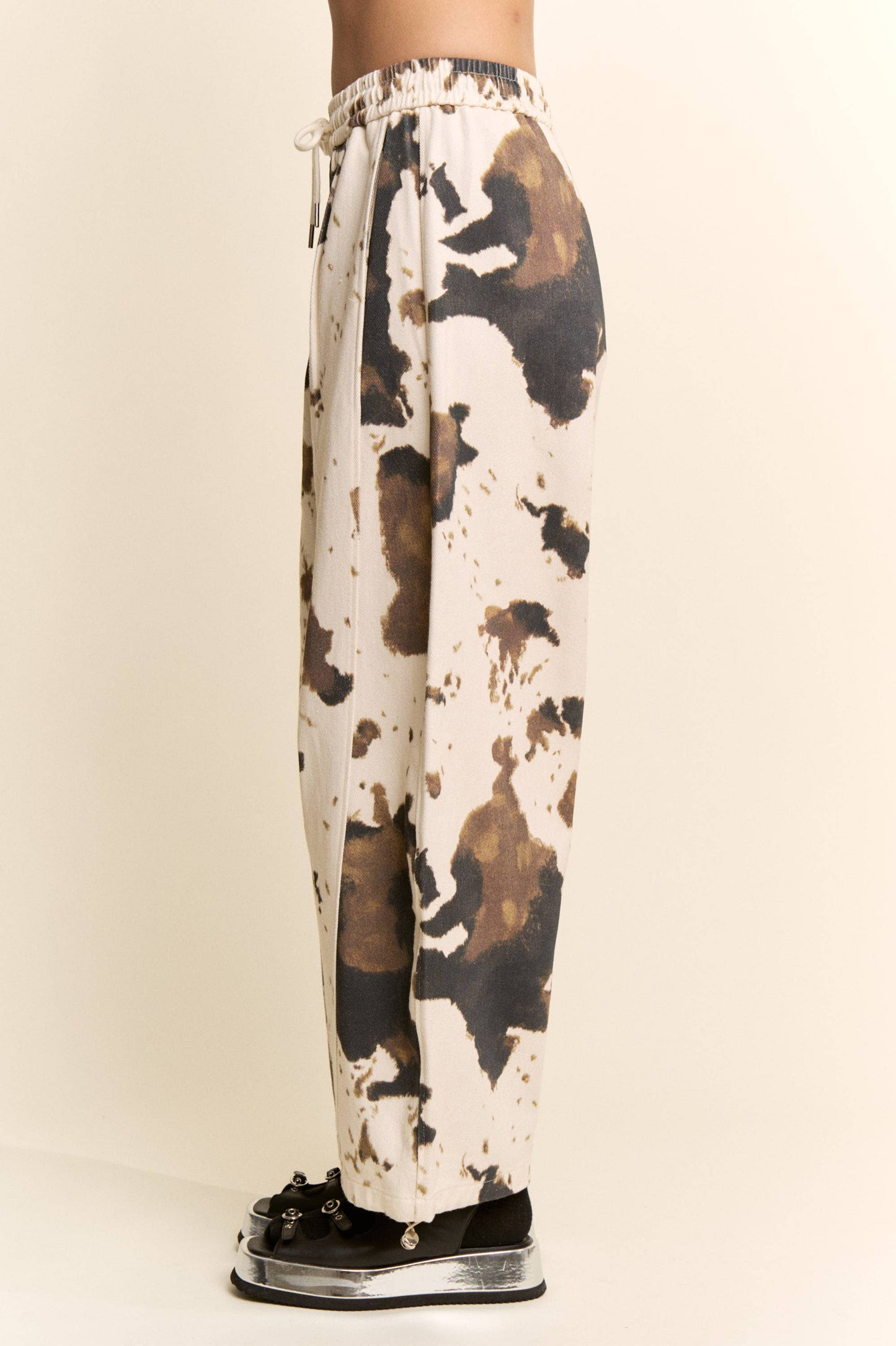 TIE-DYE WIDE-LEG DRAWSTRING-HEM PANTS: COW PRINT