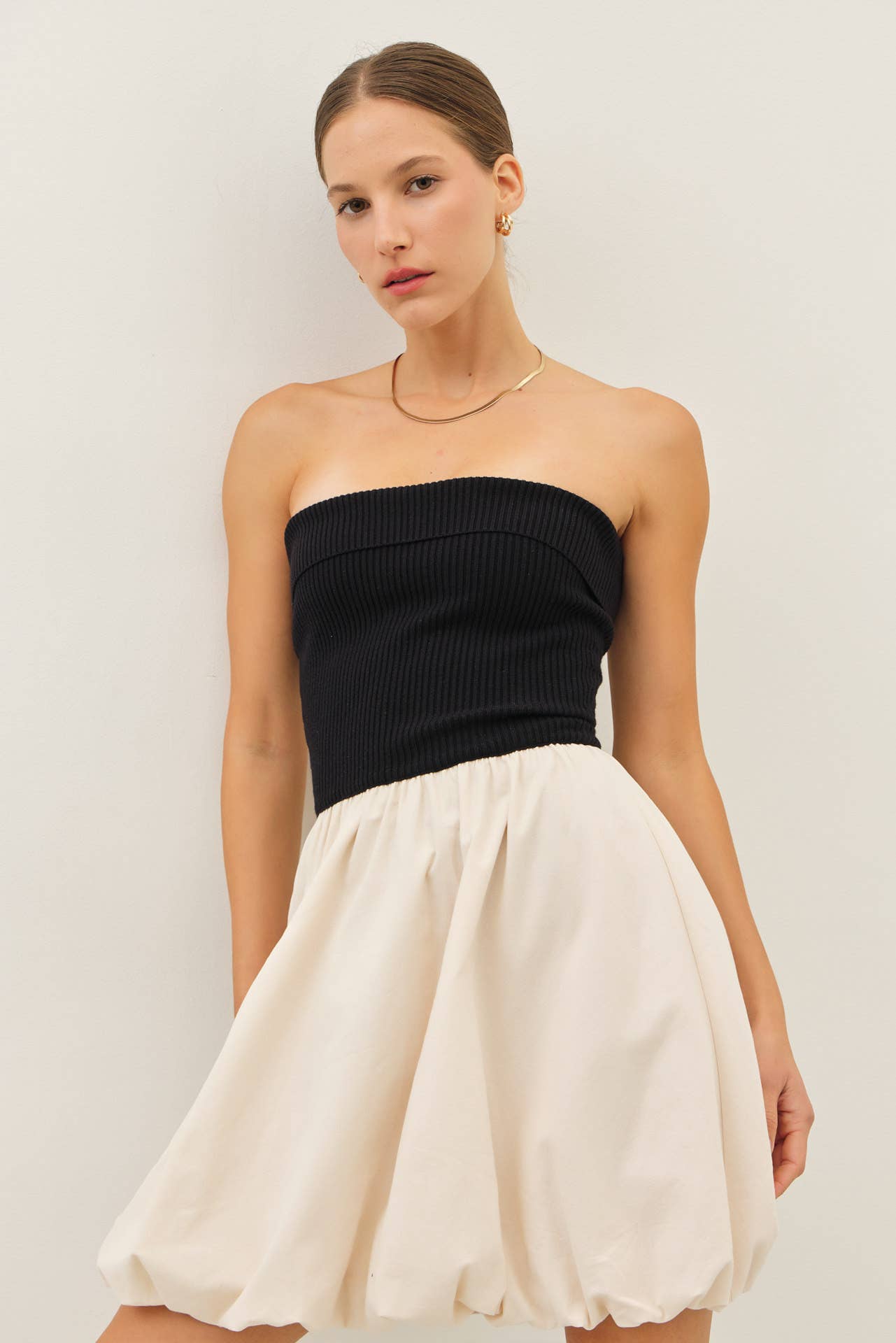 FITTED RIB TUBE MINI DRESS WITH WOVEN BALLON SKIRT: BLACK/OATMEAL