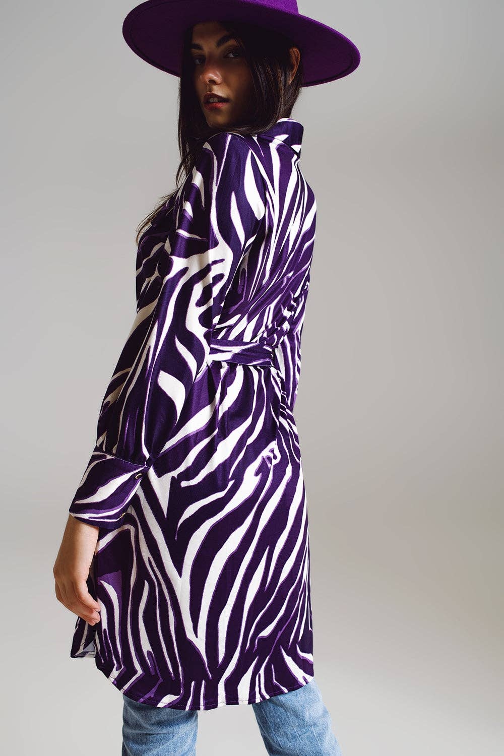 Midi short dress with zebra print in white and purple: Purple / Large