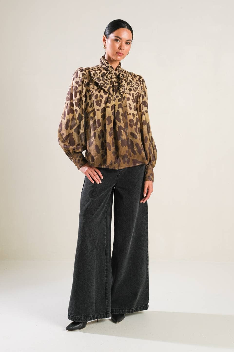 A printed woven top - FT1301: TAUPE BROWN / Contemporary / M