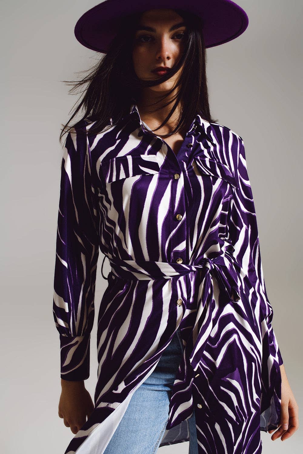 Midi short dress with zebra print in white and purple: Purple / Large