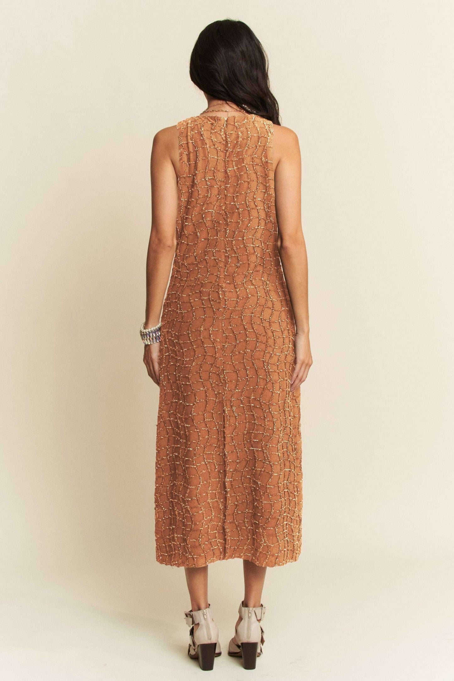 GOLDEN TEXTURED ZIPPERED MIDI DRESS: Caramel