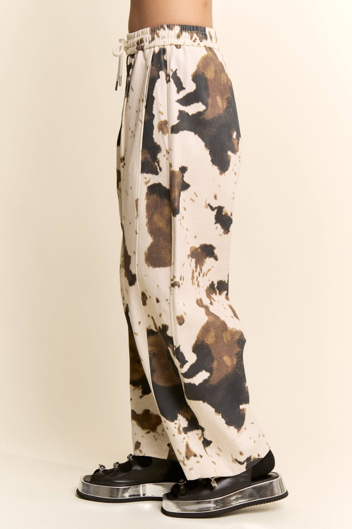 TIE-DYE WIDE-LEG DRAWSTRING-HEM PANTS: COW PRINT