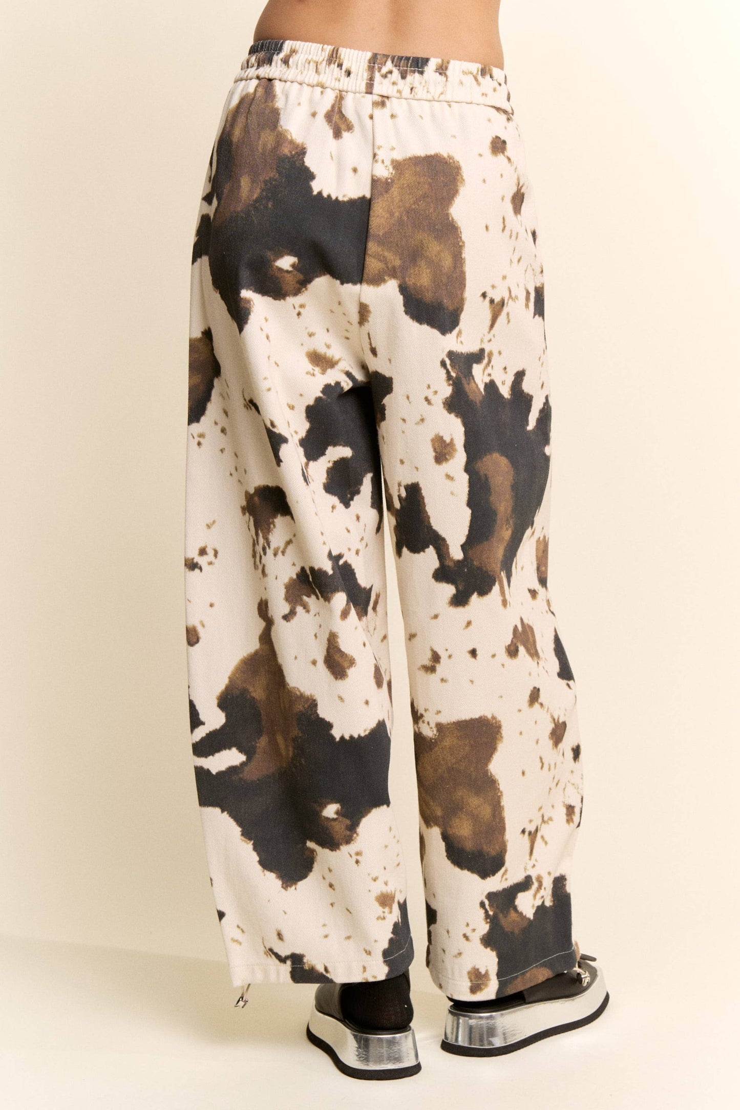 TIE-DYE WIDE-LEG DRAWSTRING-HEM PANTS: COW PRINT