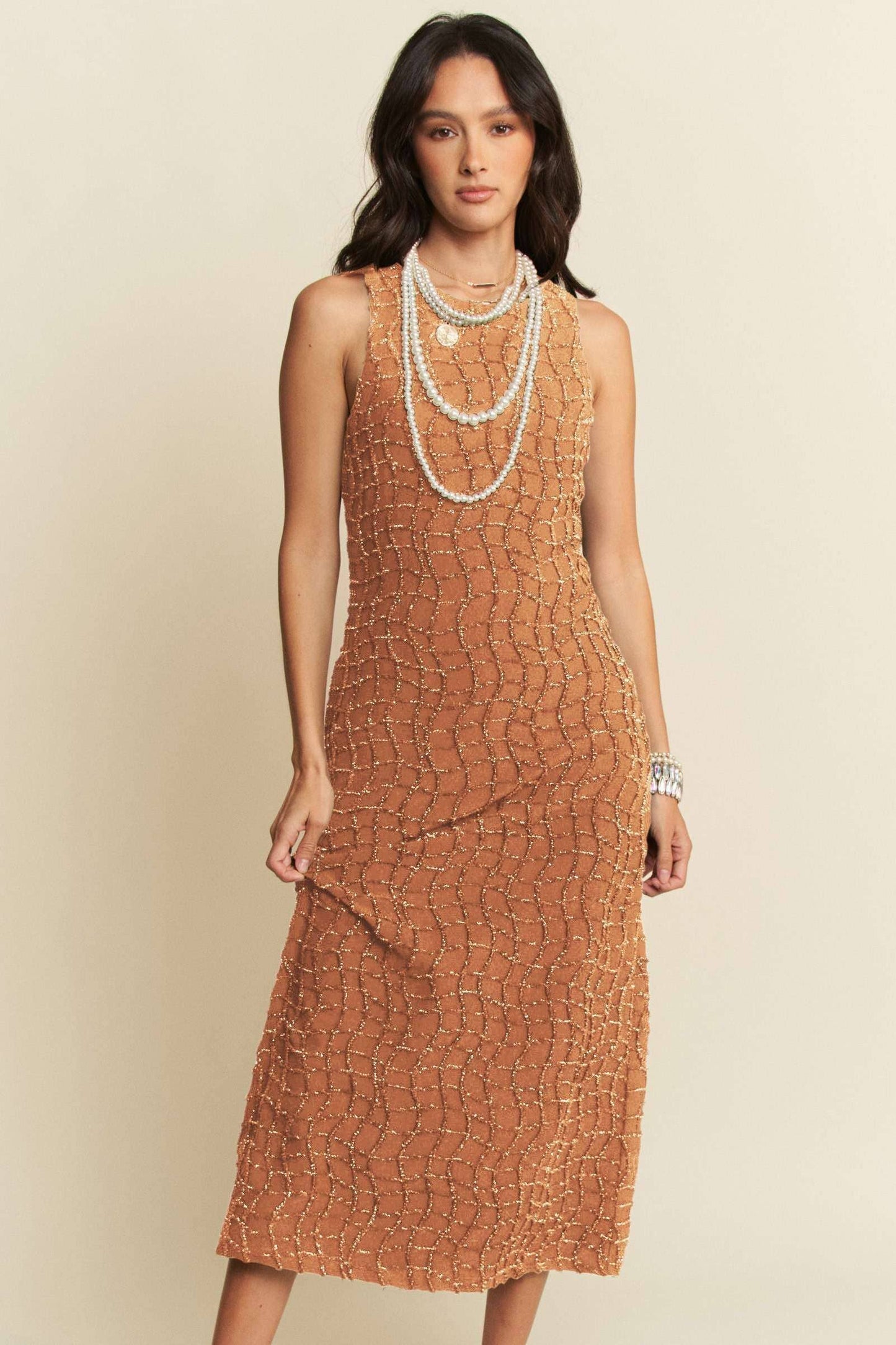 GOLDEN TEXTURED ZIPPERED MIDI DRESS: Caramel