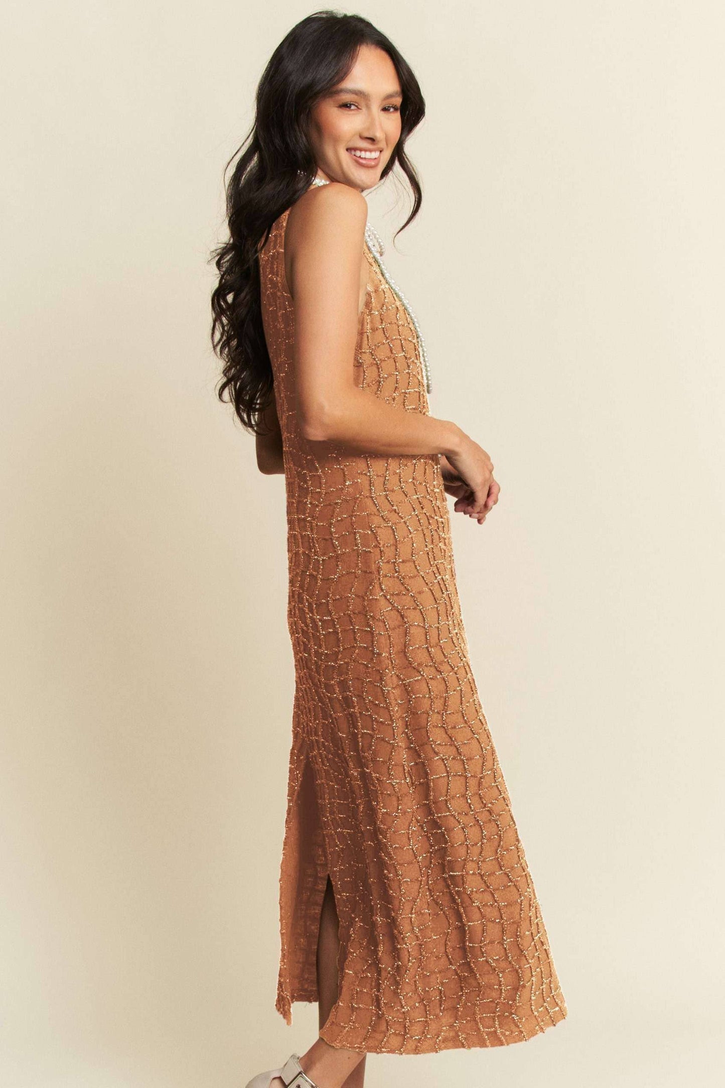 GOLDEN TEXTURED ZIPPERED MIDI DRESS: Caramel