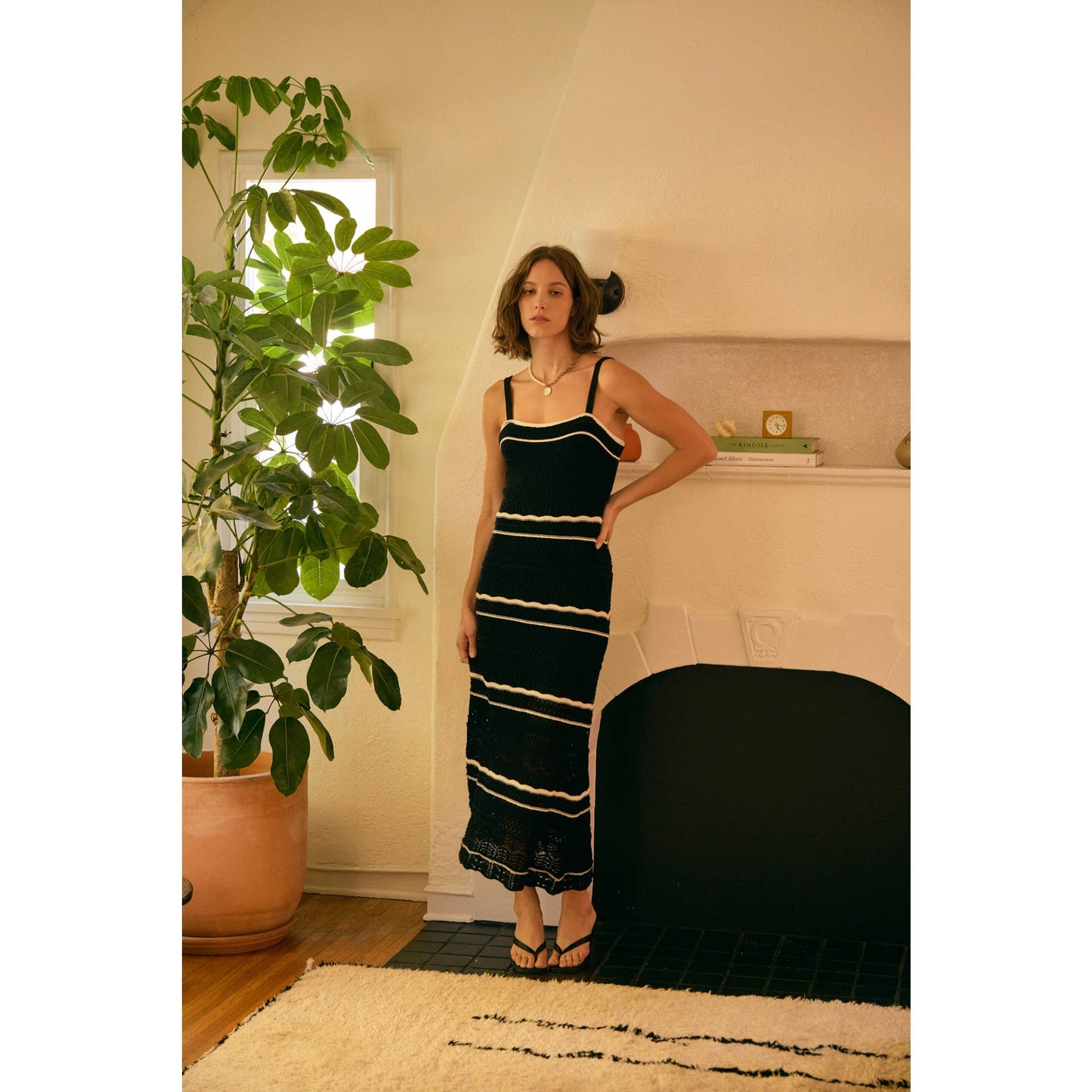 FIT AND FLARE SOFT CROCHET SWEATER MIDI DRESS: BLACK/WHITE