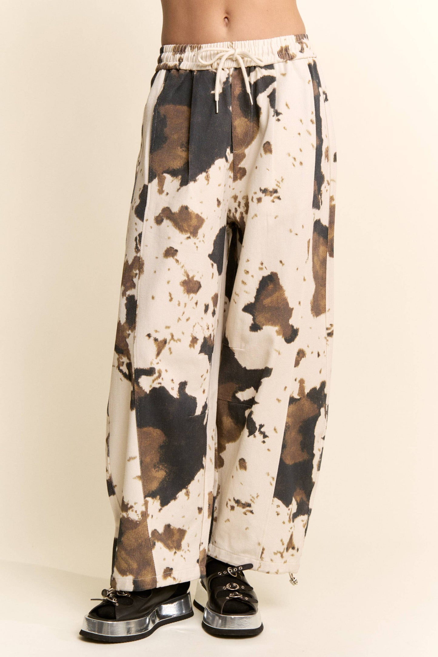 TIE-DYE WIDE-LEG DRAWSTRING-HEM PANTS: COW PRINT