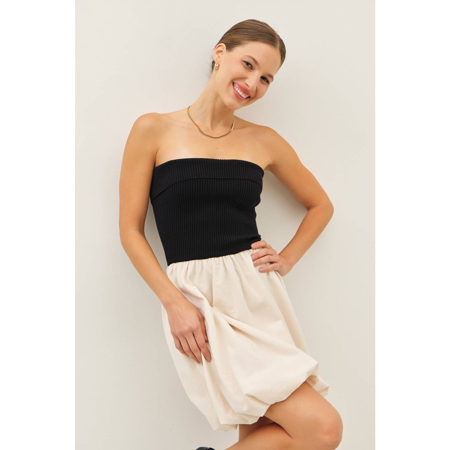 FITTED RIB TUBE MINI DRESS WITH WOVEN BALLON SKIRT: BLACK/OATMEAL
