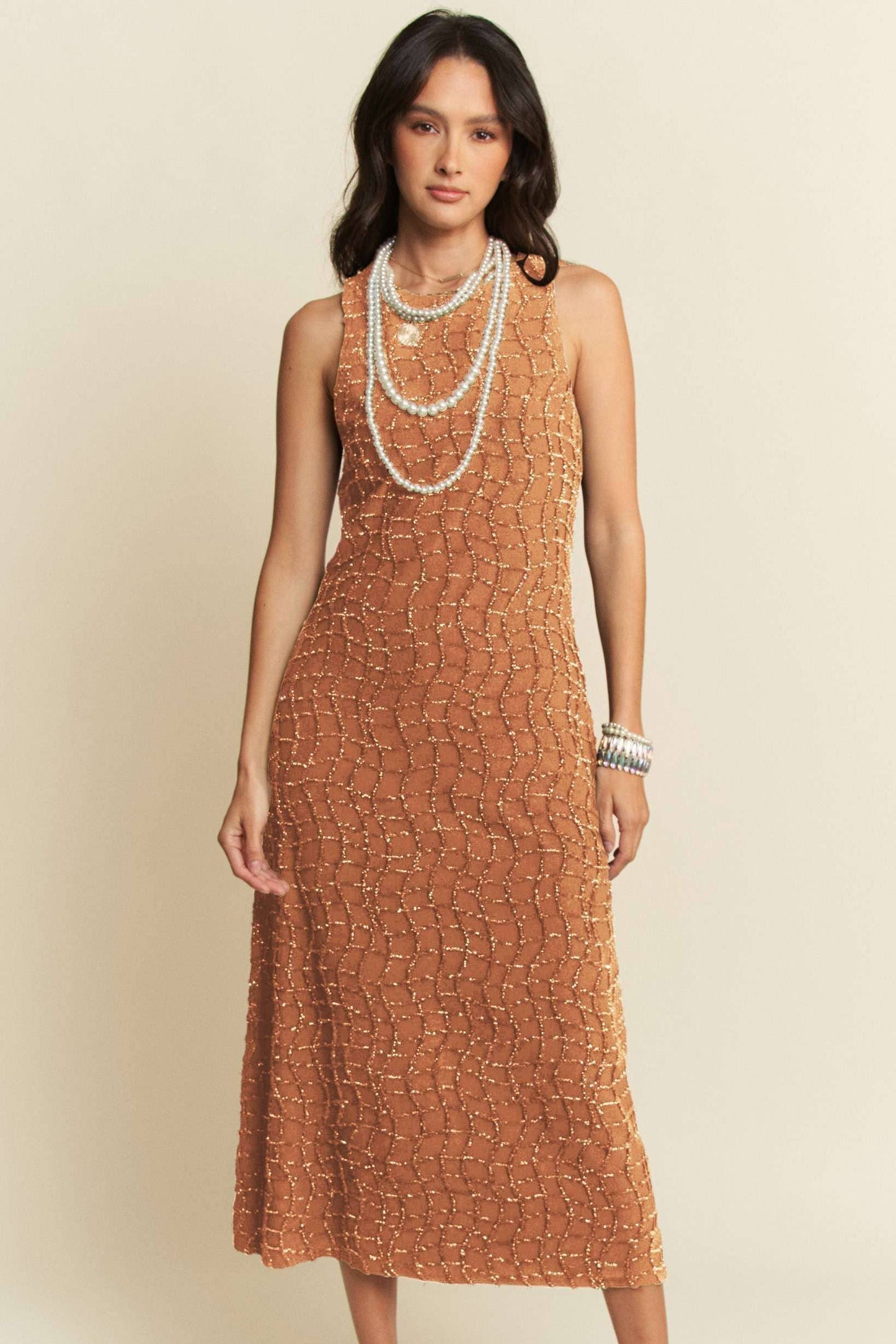 GOLDEN TEXTURED ZIPPERED MIDI DRESS: Caramel