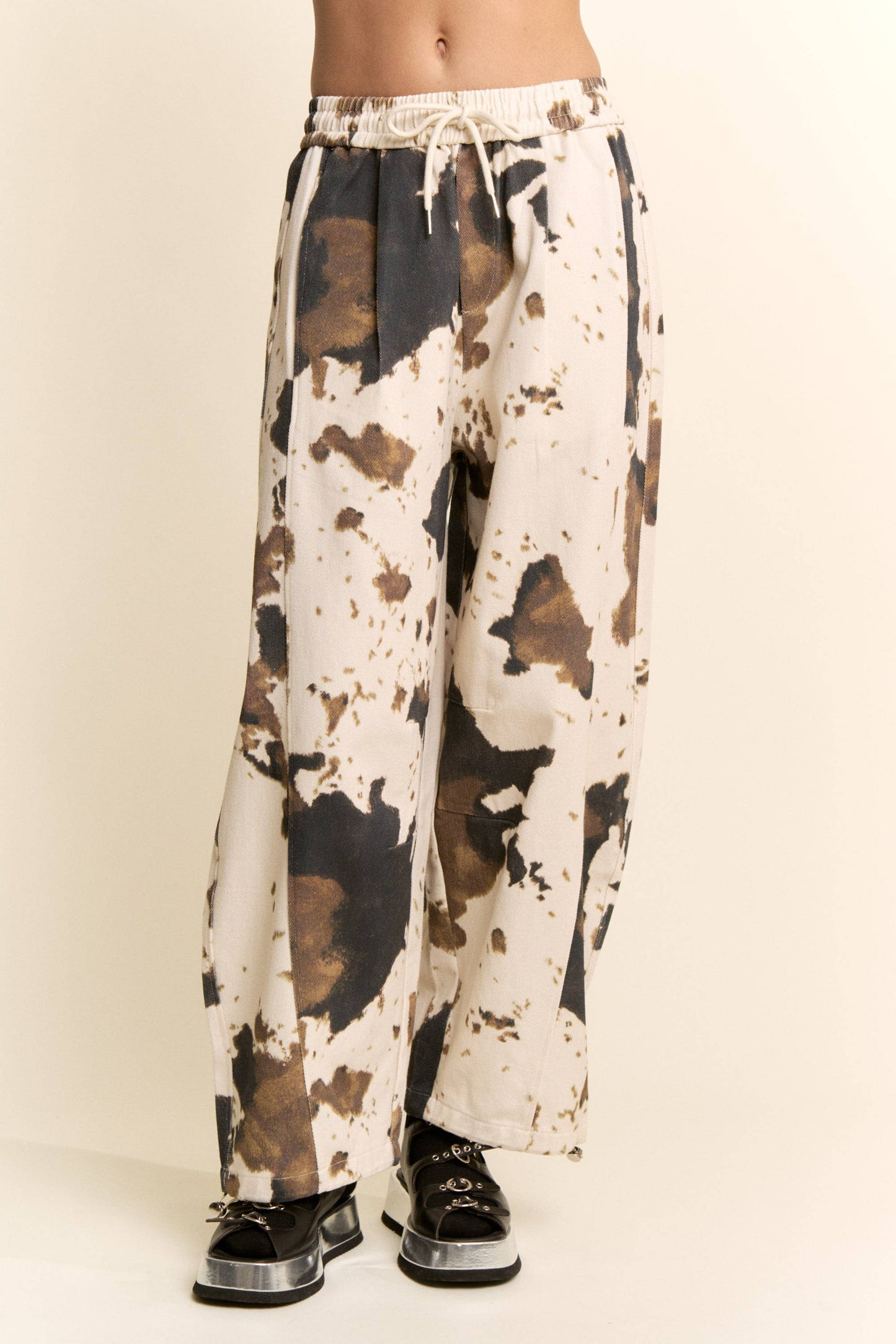 TIE-DYE WIDE-LEG DRAWSTRING-HEM PANTS: COW PRINT