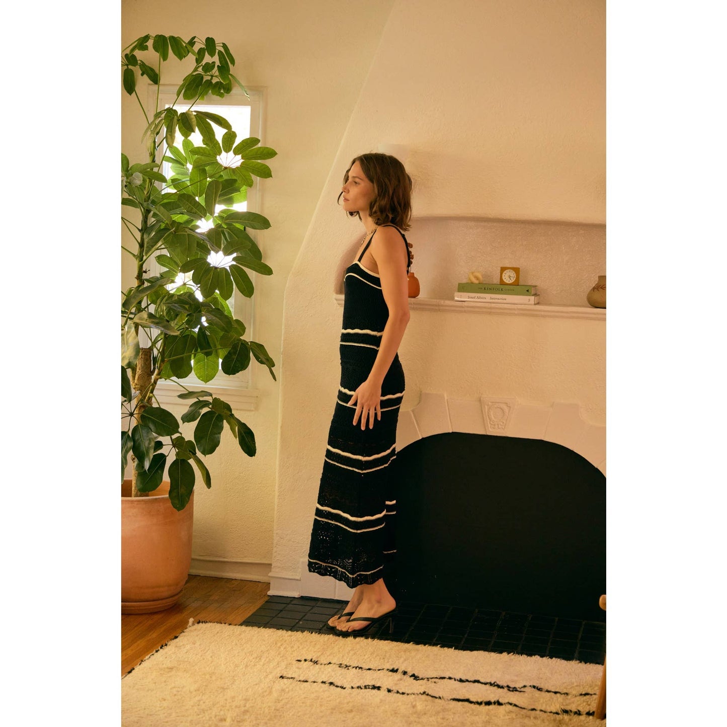 FIT AND FLARE SOFT CROCHET SWEATER MIDI DRESS: BLACK/WHITE