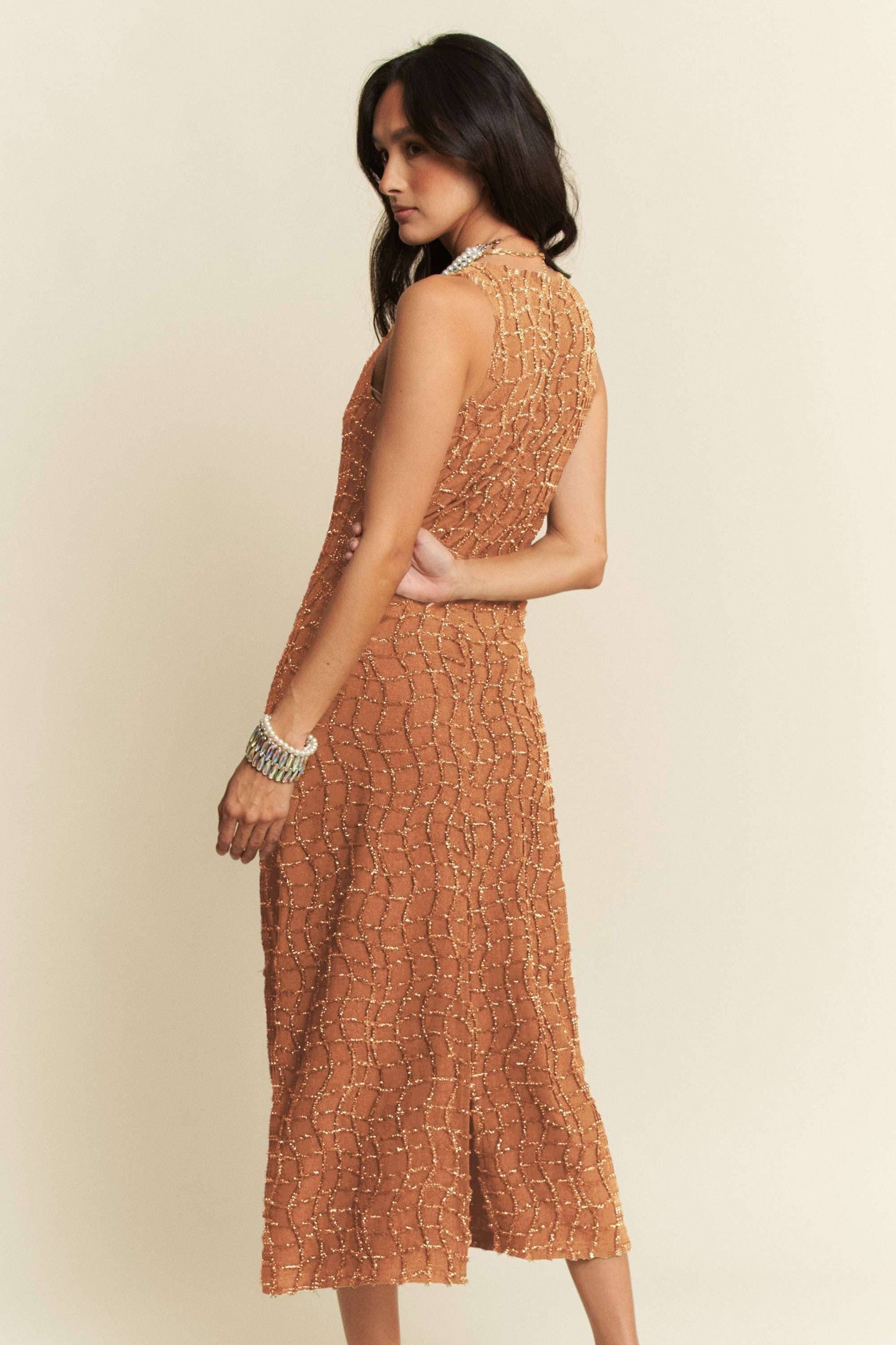 GOLDEN TEXTURED ZIPPERED MIDI DRESS: Caramel