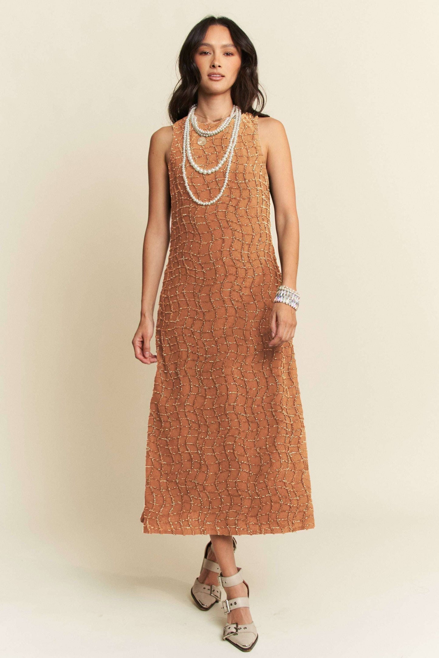 GOLDEN TEXTURED ZIPPERED MIDI DRESS: Caramel