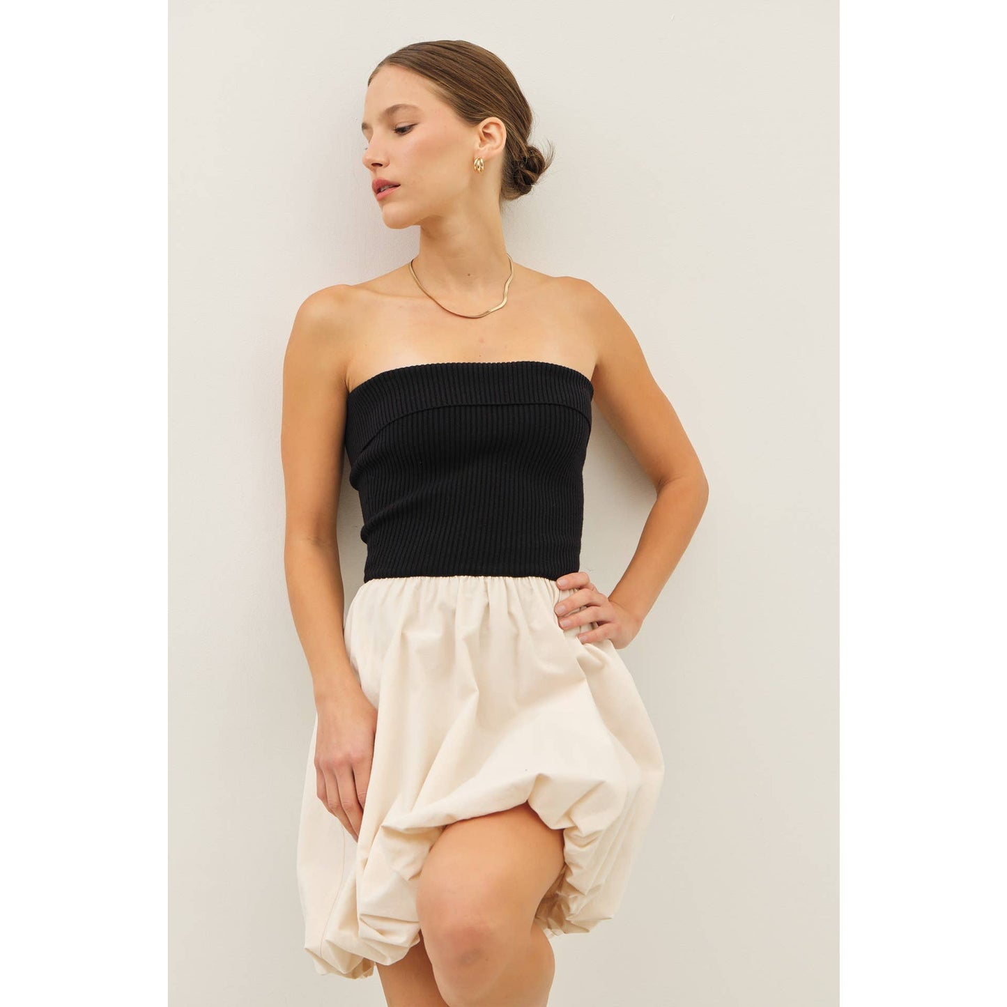 FITTED RIB TUBE MINI DRESS WITH WOVEN BALLON SKIRT: BLACK/OATMEAL