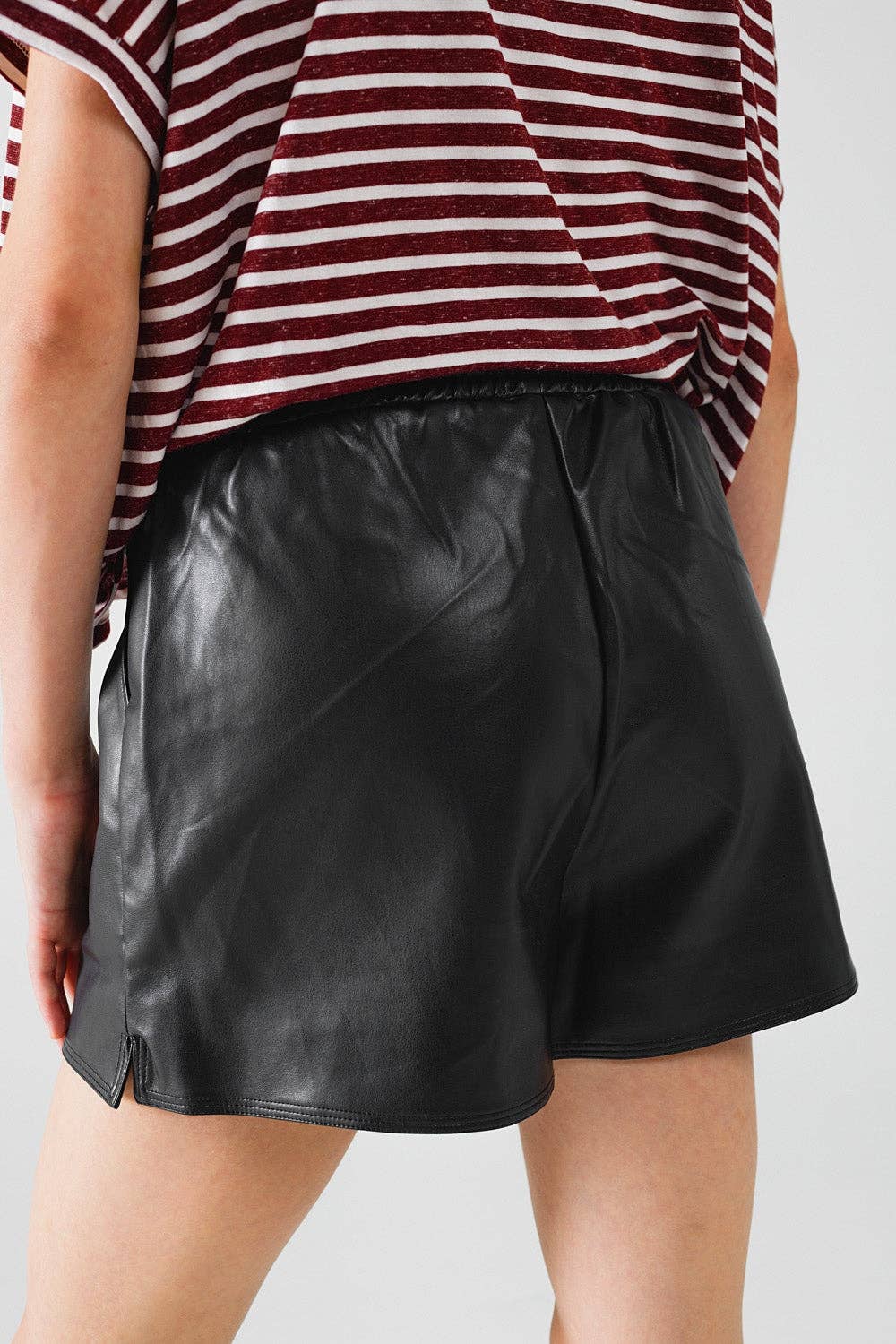 Black faux leather shorts with gathering at the waist with drawstring: Black / Small