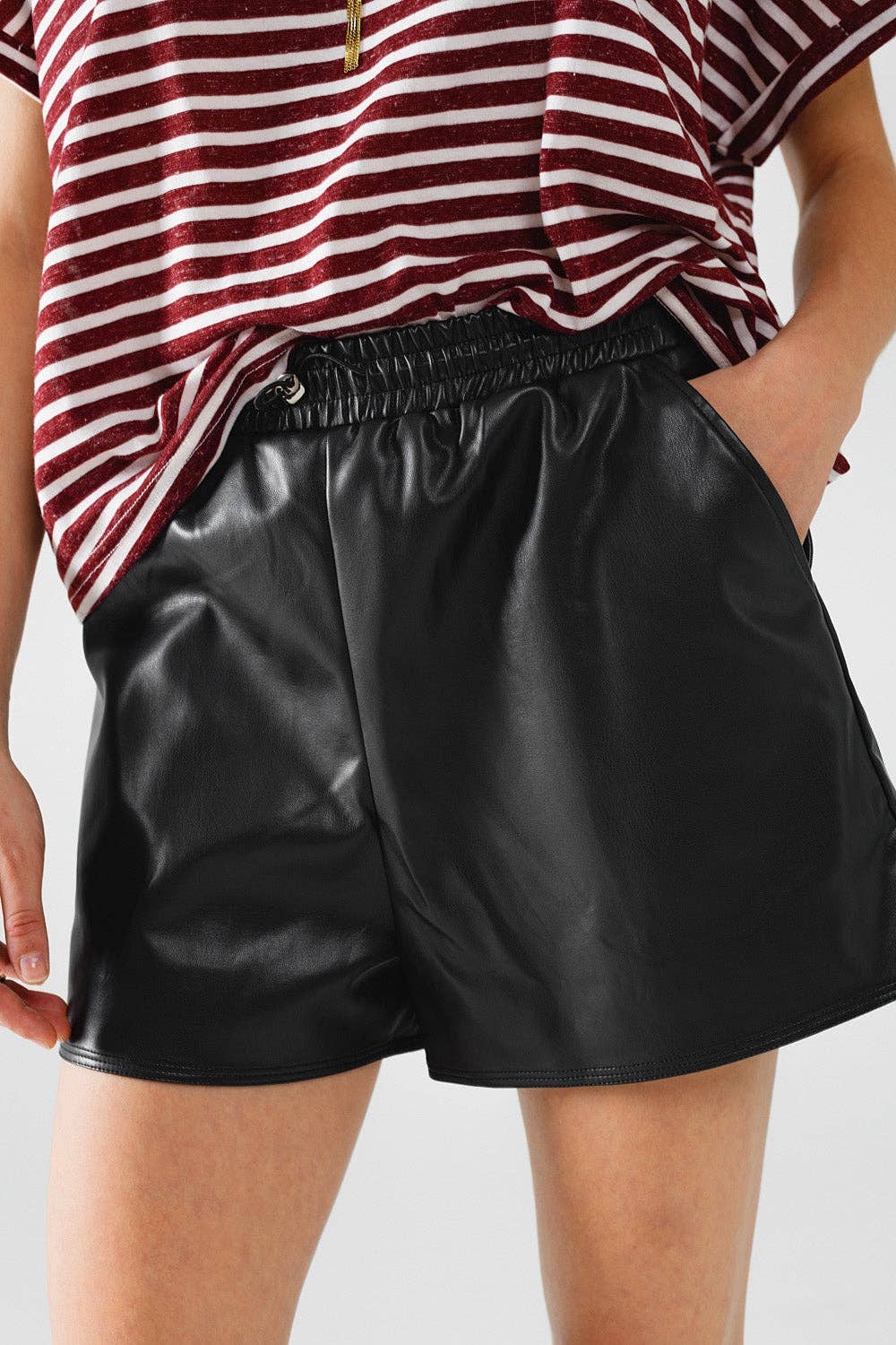 Black faux leather shorts with gathering at the waist with drawstring: Black / Small