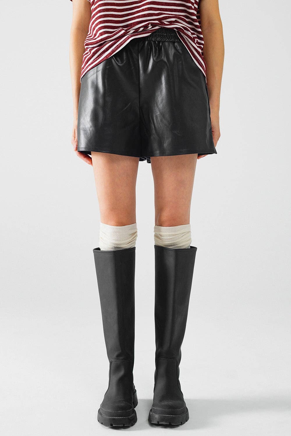 Black faux leather shorts with gathering at the waist with drawstring: Black / Small