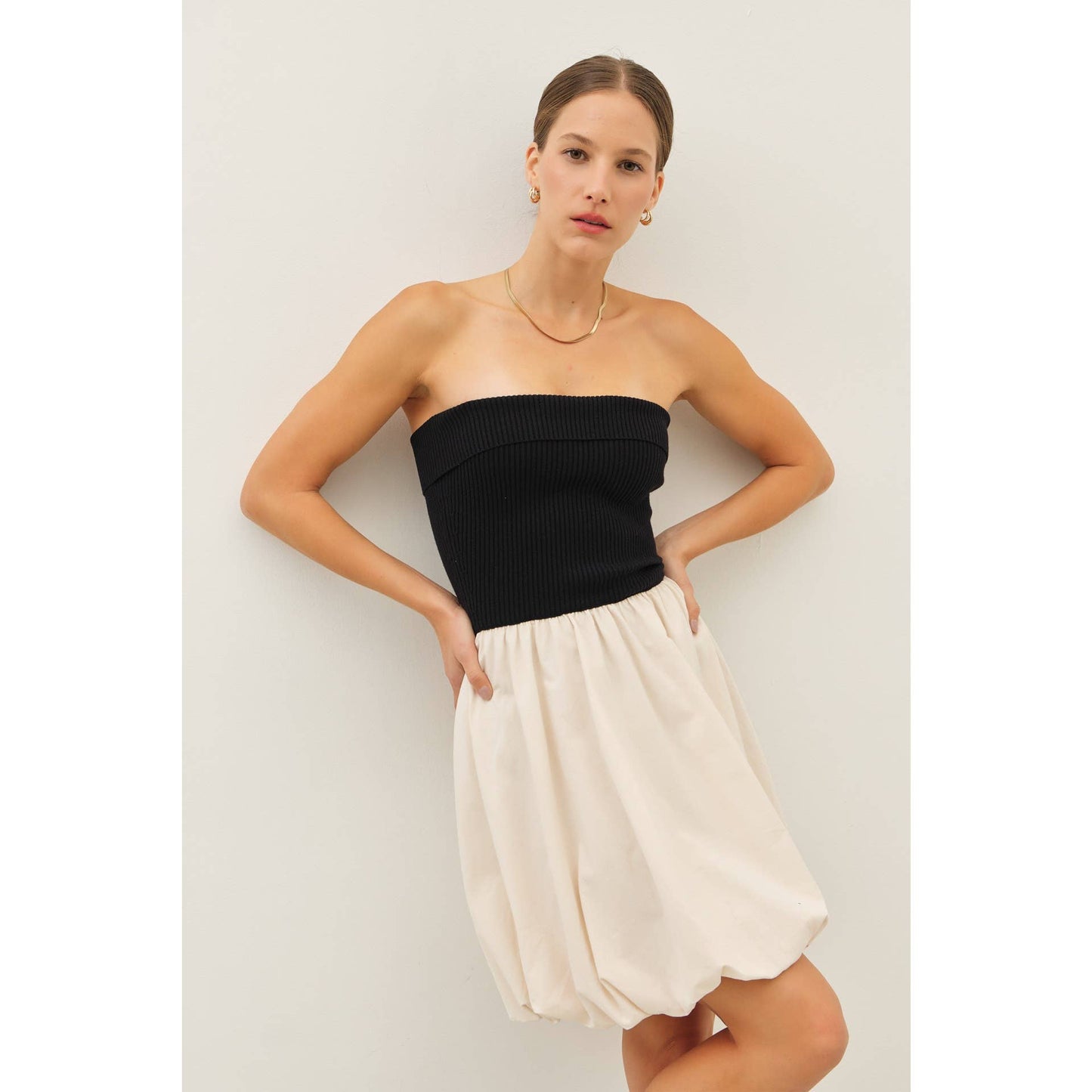FITTED RIB TUBE MINI DRESS WITH WOVEN BALLON SKIRT: BLACK/OATMEAL